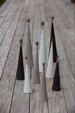 Juletræ Cement cone grå, sort og hvid i flere størrelser på gulv fra Lübec Living OOhh - Tinashjem 